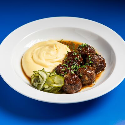 Тефтели, картофельное пюре, брусничный соус в Mates Pizza по цене 1290 ₽