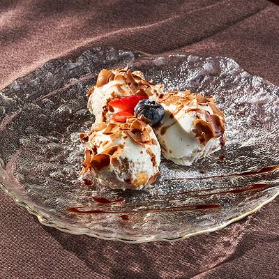 Профитроли с белым шоколадом в База по цене 800 ₽