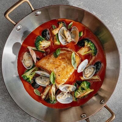 Палтус на кости с вонголе и оливкамив Sage по цене 3400 ₽