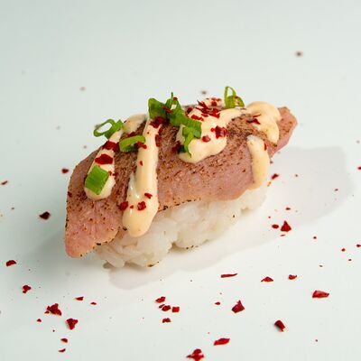 Суши с опалённым тунцом и спайси в ЁБИСАН по цене 519 ₽