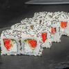 Ролл с extra копченым лососем и сливочным сыром в кунжуте в Fast Япония Premium Sushi по цене 576