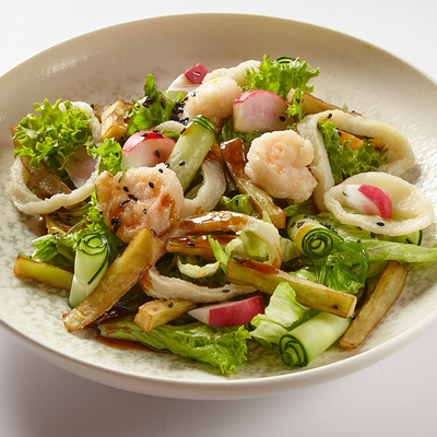 Салат с хрустящими креветками, кальмарами и баклажанами в Слоёнка по цене 620 ₽