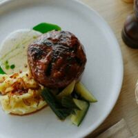 Бифштекс из мраморной говядины и свинины в Рестобар