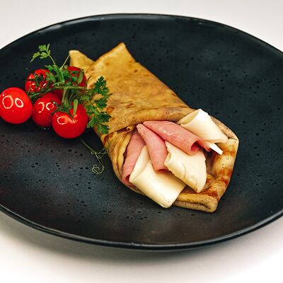 Блин с ветчиной и сыром в Клевая блиновая по цене 290 ₽