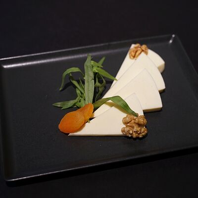 Молочный сулугуни в ЛАЛИКО ГРУЗИНСКАЯ КУХНЯ по цене 570 ₽