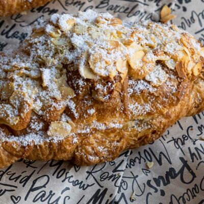 Миндальный круассан в Поль Бейкери по цене 195 ₽