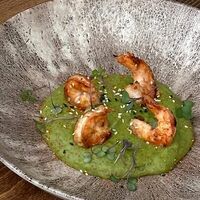 Креветки в цитрусе юдзу со шпинатно-картофельным кремом в More More