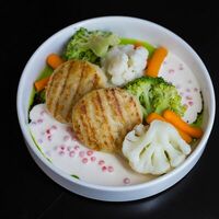 Котлеты из щуки с икорным соусом и овощами в Филин
