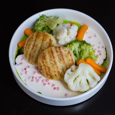 Котлеты из щуки с икорным соусом и овощами в Филин по цене 635 ₽