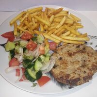 Котлета, картофель фри и салат в Гриль Бургер