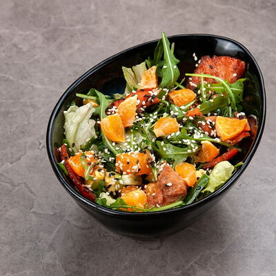 Теплый салат с лососем в Контора вкуса по цене 748 ₽