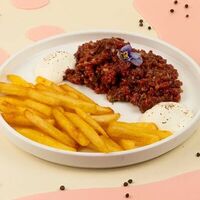 Тар-тар из говяж. вырезки с каперсами и карт. фри в Monkey pub