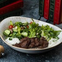 Стейк-салат из телятины в McKey Pub & Restauraunt