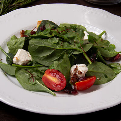 Салат с вяленой клюквой и мягким сыром в La Maison гастробутик по цене 970 ₽