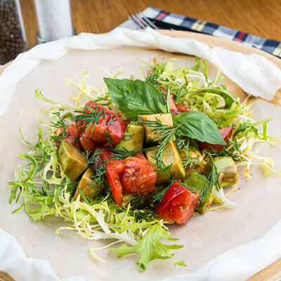 Розовые помидоры с авокадо в Christian по цене 1480 ₽