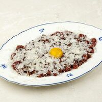 Тартар из говядины с трюфельным кремом и пухом из пармезана в Pinzeria by Bontempi