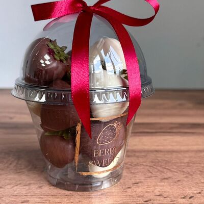 Маленький стаканчик клубники в шоколаде в Berry sweets по цене 1095 ₽