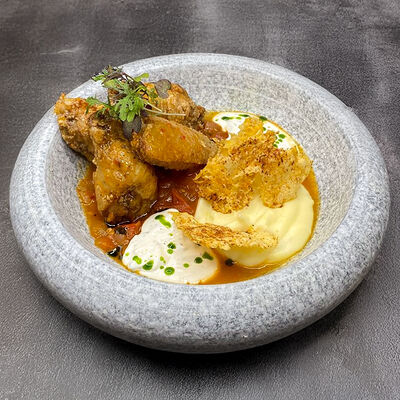 Чахохбили из курицы с картофельно-сырным кремом и соусом из пажитника с горгонзолой в Бумбараш по цене 695 ₽