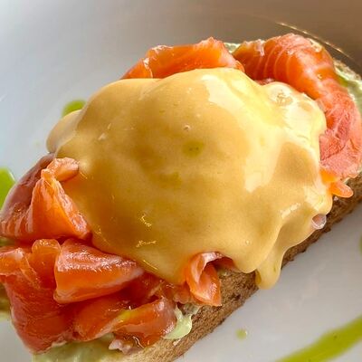Рояль с лососем, яйцом пашот и соусом Голландез в Fllore cafe по цене 699 ₽
