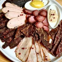 Мясное изобилие (пивной сет) в Чо? Капчо!