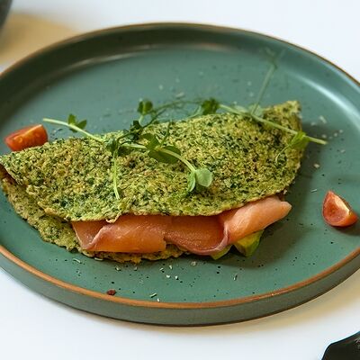 Шпинатный овсяноблин Light с Лососем, авокадо и творожным сыром в The art cafe по цене 655 ₽