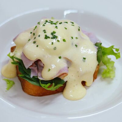 Бенедикт с окороком и авокадов Пинки Бандински по цене 28 р.