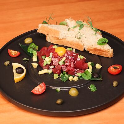 Тартар из тунца в Тот самый бар по цене 640 ₽