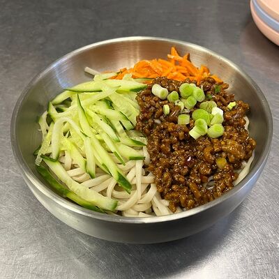 Рубленая свинина с лапшой в Цзао Ван по цене 625 ₽