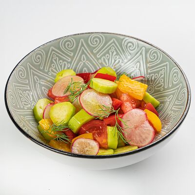 Детский салат из свежих овощей с оливковым маслом в Южанин по цене 42000 сум