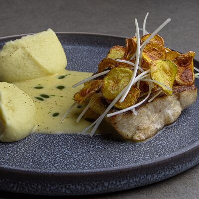 Судак, цветная капуста, картофельные чипсы, порей в 321 Club by Novikov по цене 1280