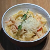 Феттучини с тигровыми креветками, томатами черри в сливочном соусе в 44 Bistro