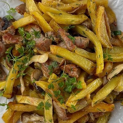 Жареный картофель со свининой в Vladbeef Bar по цене 590 ₽