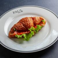 Круассан с лососем в Paul