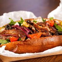 Хот-дог с индейкой и салатом в Momoo