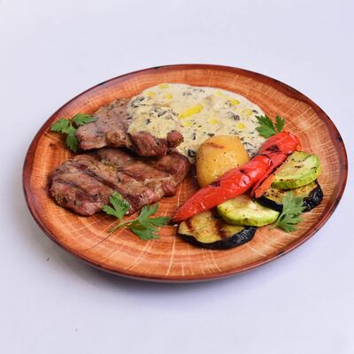 Свиная шея с овощами на гриле в Самое популярное кафе по цене 420