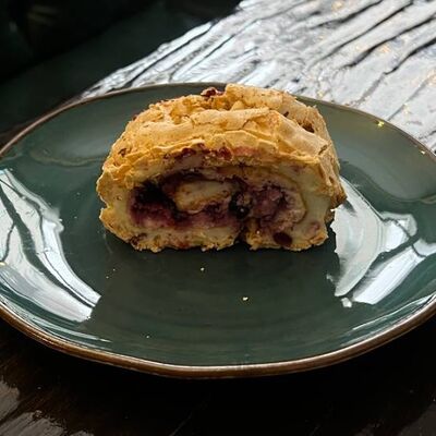 Рулет меренговый с черной смородиной в Длинный нос по цене 220 ₽