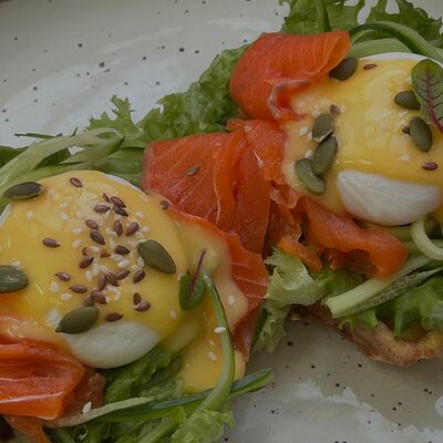 Картофельные вафли с лососем, зеленью, пашотами и голландским соусомв ТАЕТ по цене 1250 ₽