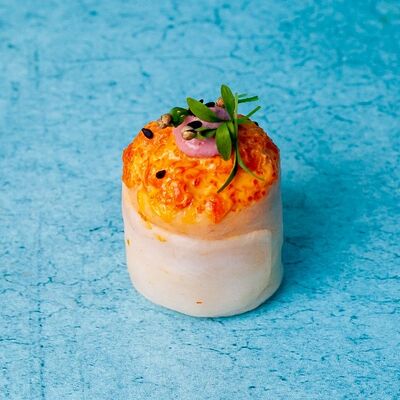 Спайси-гункан суши в дайконе в Sushi Guru по цене 179 ₽