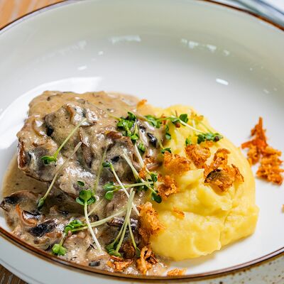 Томленое бедро индейки с картофельным пюре в Eva bistro по цене 890 ₽