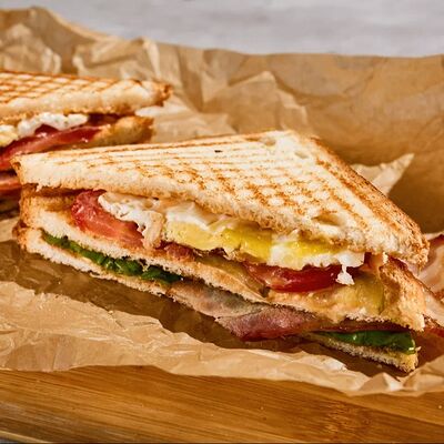 Сэндвич с беконом и яйцом в ХОТДОЖНАЯ НА КИРОВКЕ по цене 419 ₽