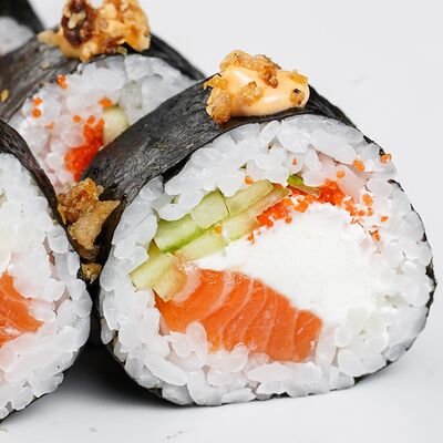 Футомаки с лососем, огурцом, спайси и луком фри в Ёбисан по цене 889 ₽