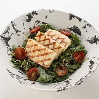 Зеленый салат с халуми в Here sushi