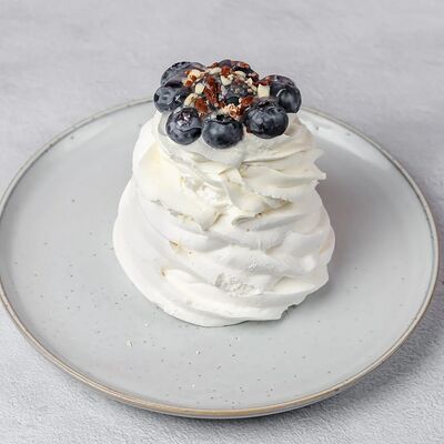 Павлова с голубикой в Круассан Дорэ по цене 430 ₽