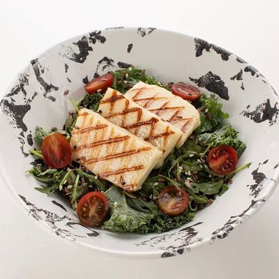 Зеленый салат с халуми в Here sushi по цене 1250 ₽