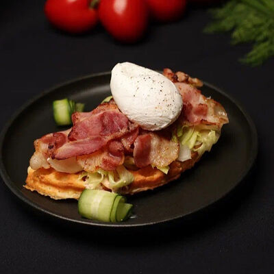 Бельгийская вафля с беконом и яйцом пашот в Yacht Cafe Sochi по цене 530 ₽