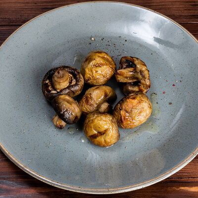 Шампиньоны на углях с чесночным маслом в Трактир Колесо по цене 324 ₽