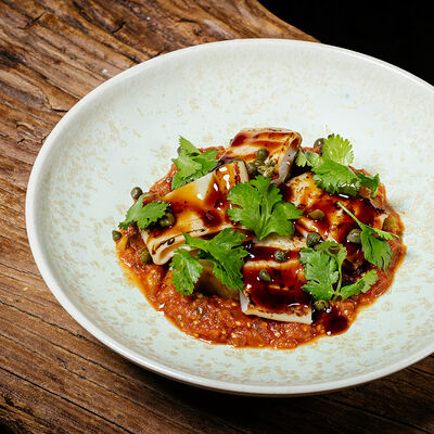 Кальмар с капонатой и картофельным кремом в Чешуя по цене 720 ₽