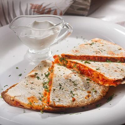 Кесадилья с курицей и сметаной в Лентяйка по цене 250 ₽