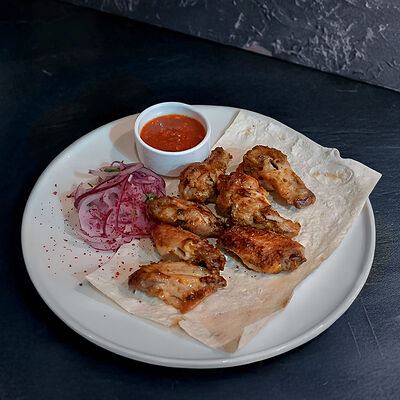 Куриные крылышки на мангале в Berberry & ptichka по цене 750 ₽