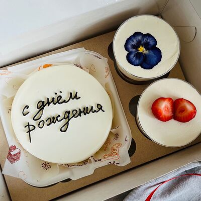 Подарочный набор на день рождения бенто-торт и трайфлы в Kulakovabakery по цене 2890 ₽